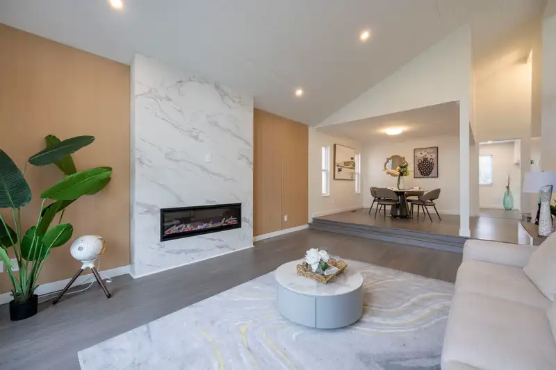10530 HOLLYMOUNT DRIVE - photo 1 of 17