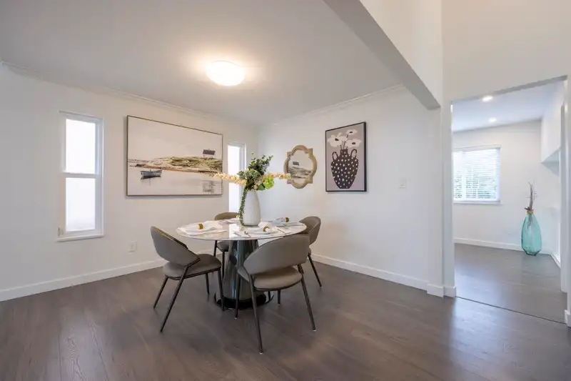 10530 HOLLYMOUNT DRIVE - photo 4 of 17