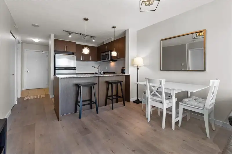 1509 9888 CAMERON STREET - photo 2 of 17