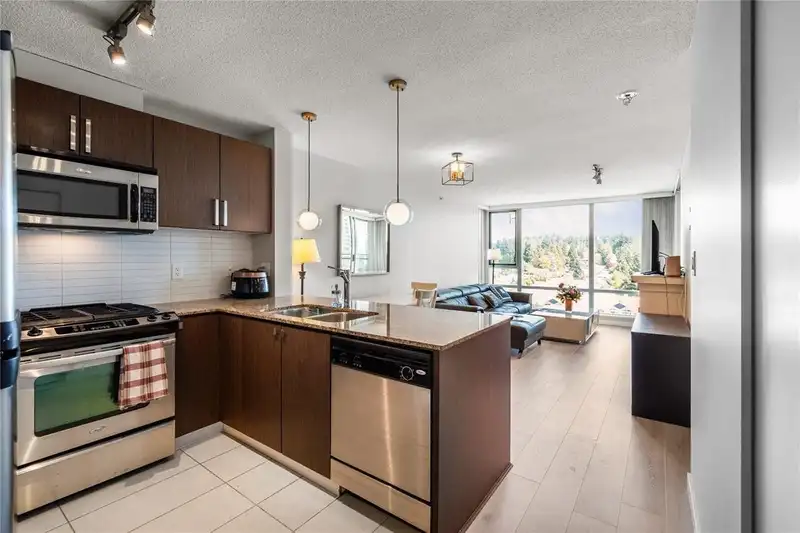 1509 9888 CAMERON STREET - photo 3 of 17