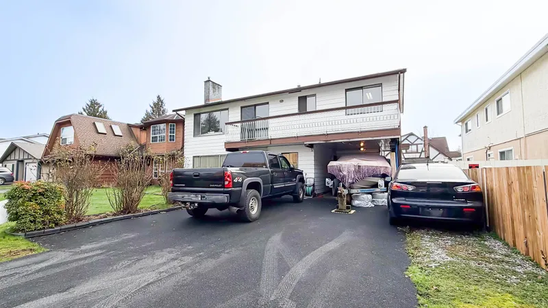 5716 48B AVENUE - photo 3 of 25