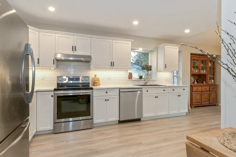 34837 OAKHILL DRIVE - photo 3 of 25