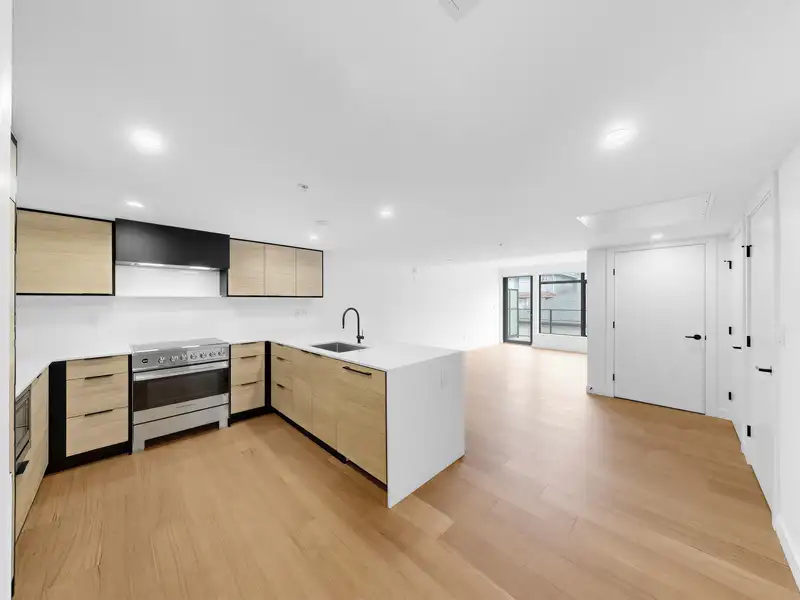 202 6485 MANITOBA STREET - photo 4 of 32
