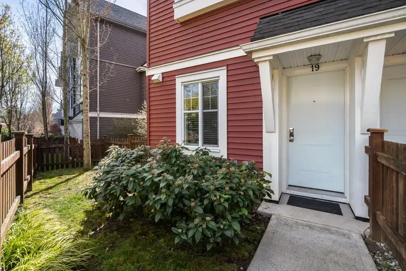 19 19128 65 AVENUE - photo 1 of 33