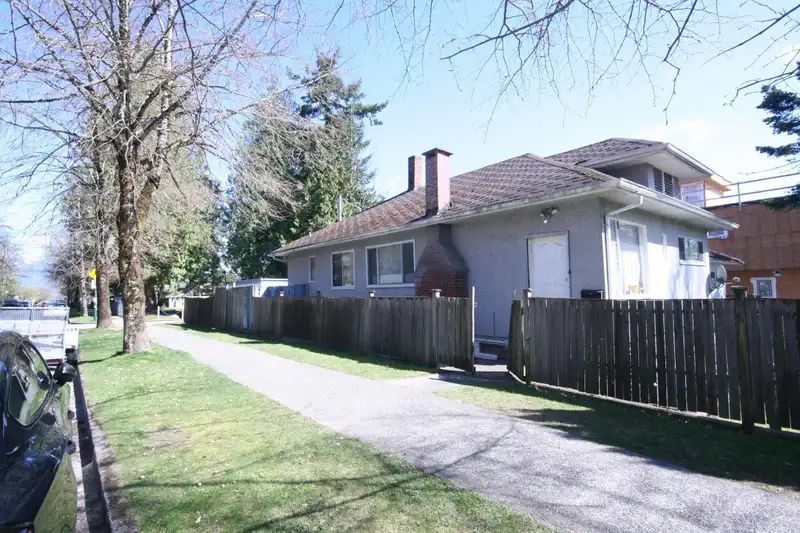 1807 E 38TH AVENUE - photo 3 of 6