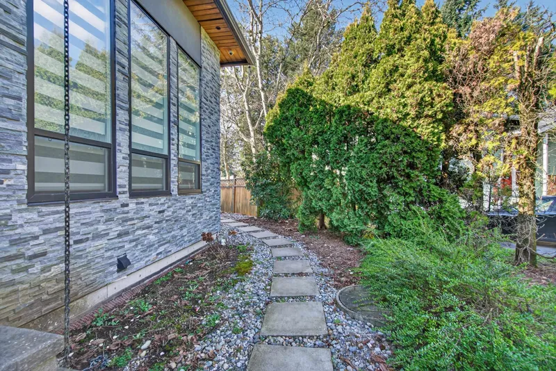 11890 GILMOUR CRESCENT - photo 4 of 25