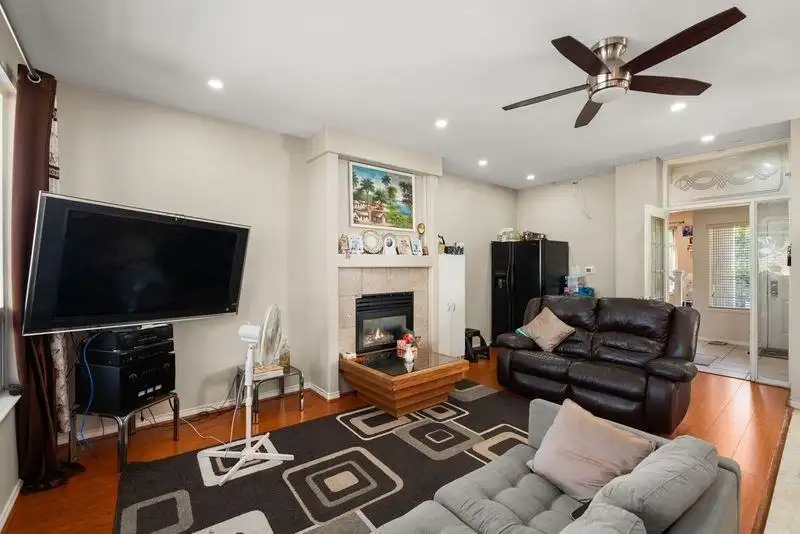 14721 72 AVENUE - photo 4 of 35
