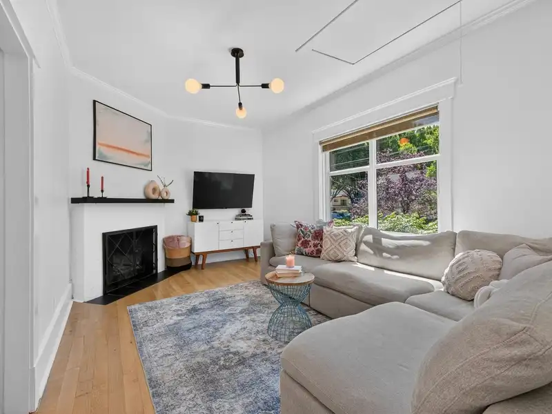 3730 WINDSOR STREET - photo 4 of 37