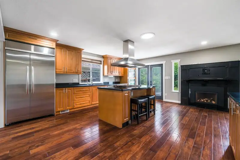 11586 RAILWAY AVENUE - photo 1 of 24
