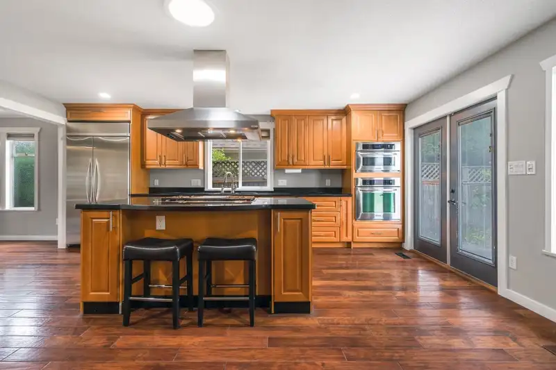 11586 RAILWAY AVENUE - photo 2 of 24