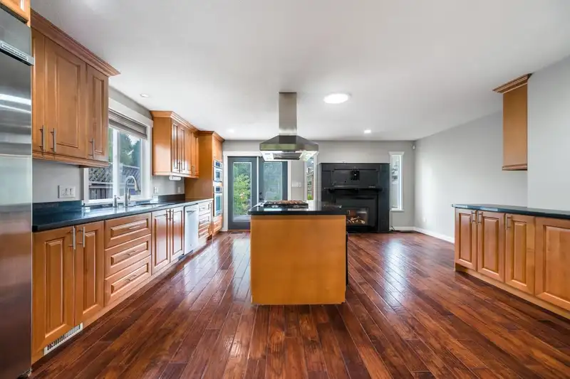 11586 RAILWAY AVENUE - photo 3 of 24