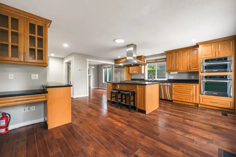 11586 RAILWAY AVENUE - photo 4 of 24