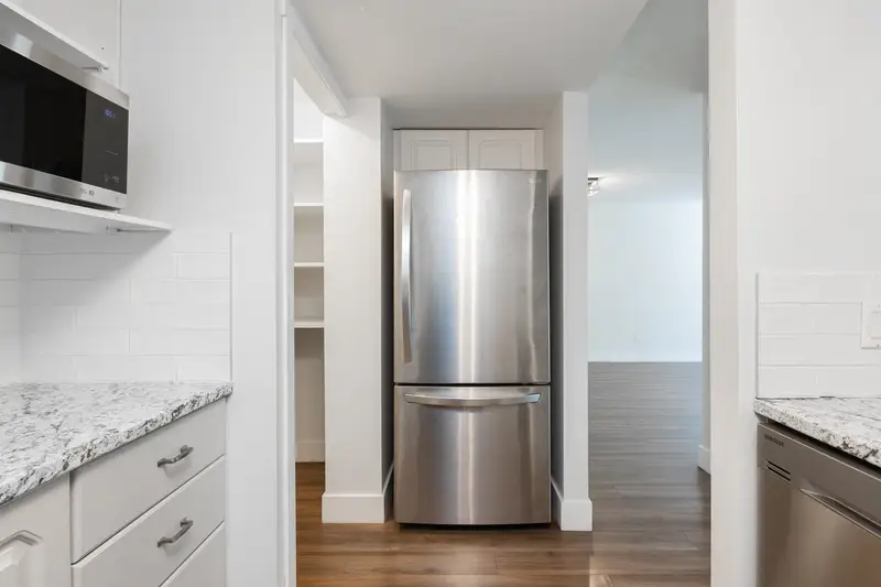 137 16335 14 AVENUE - photo 4 of 25