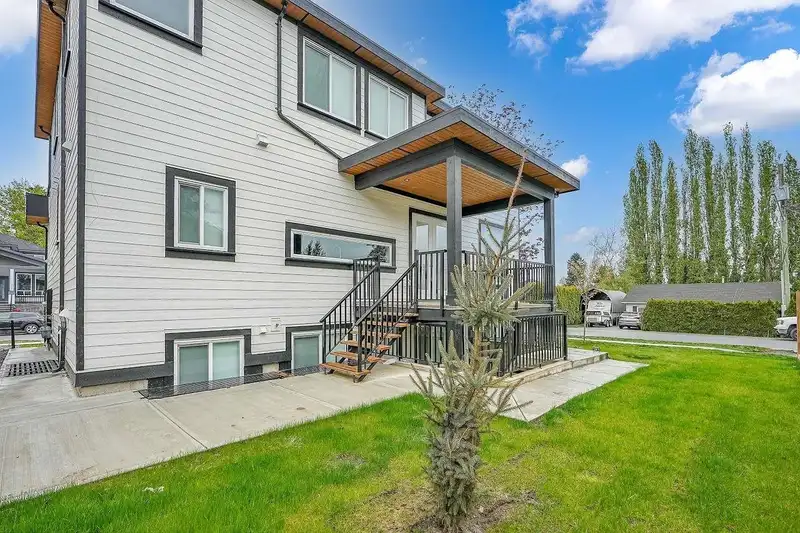 17246 59 AVENUE - photo 4 of 35