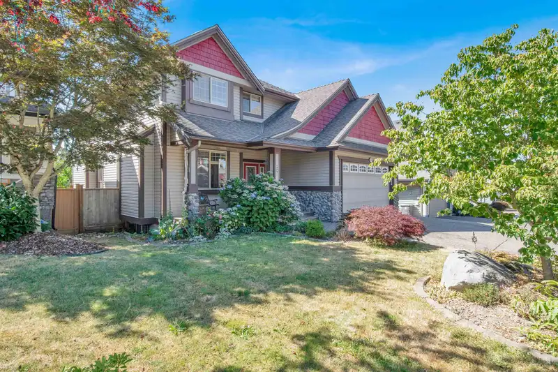 6081 164A STREET - photo 3 of 40