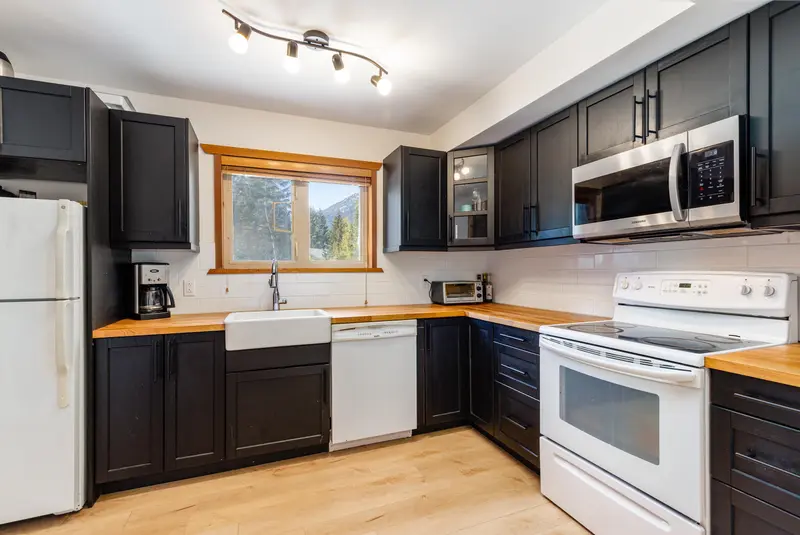 18 6125 EAGLE DRIVE - photo 3 of 22