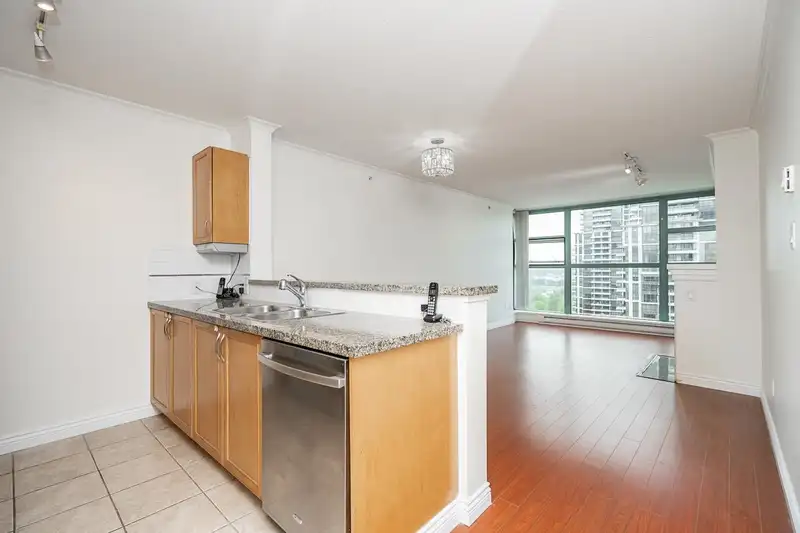 1505 4388 BUCHANAN STREET - photo 1 of 40