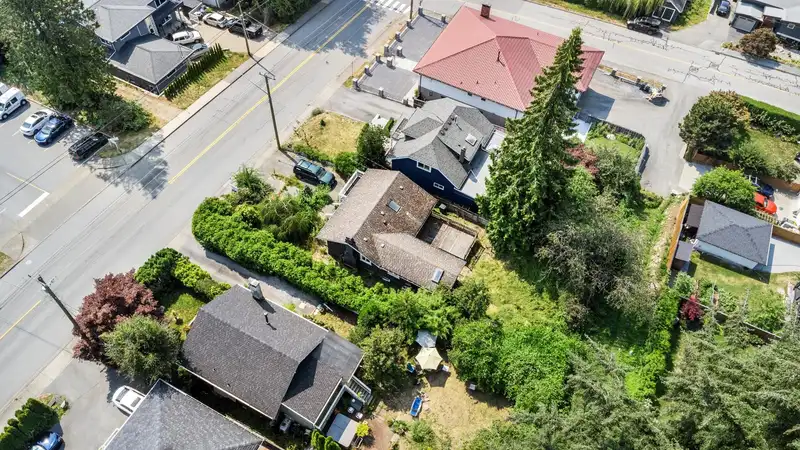 370 W QUEENS ROAD - photo 3 of 40