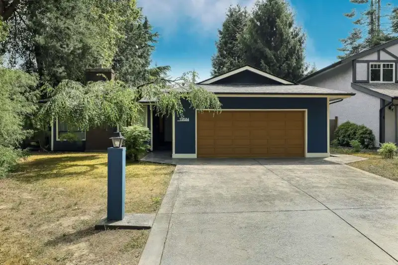 15584 98 AVENUE - photo 1 of 31