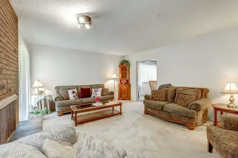 15584 98 AVENUE - photo 2 of 31