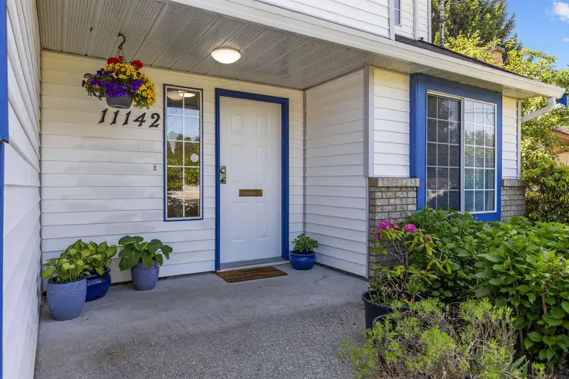 11142 90 AVENUE - photo 3 of 40