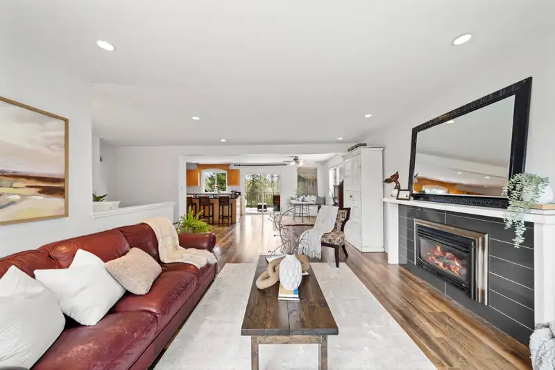 11580 WILDWOOD CRESCENT - photo 4 of 37