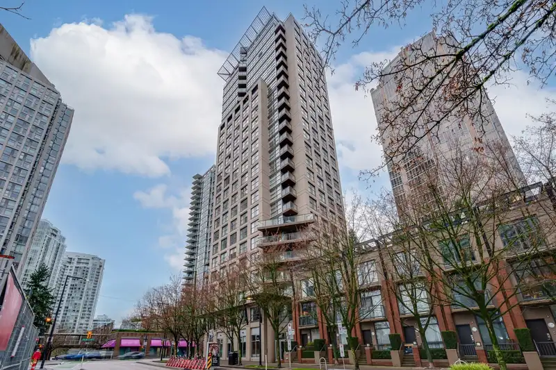 305 989 BEATTY STREET - photo 1 of 25