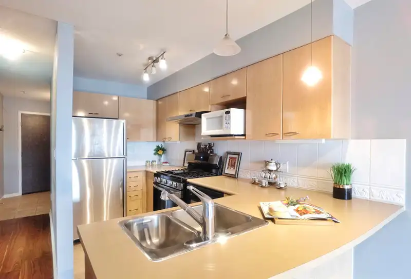 306 638 W 7TH AVENUE - photo 2 of 12