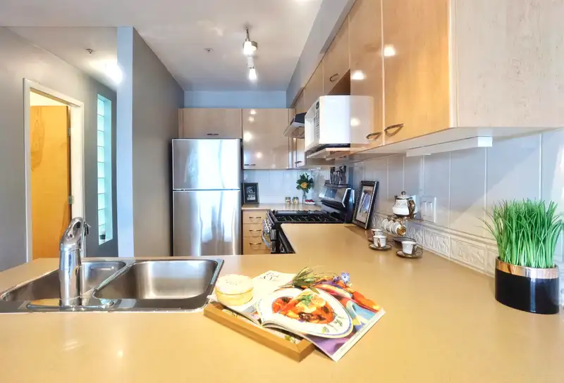 306 638 W 7TH AVENUE - photo 3 of 12