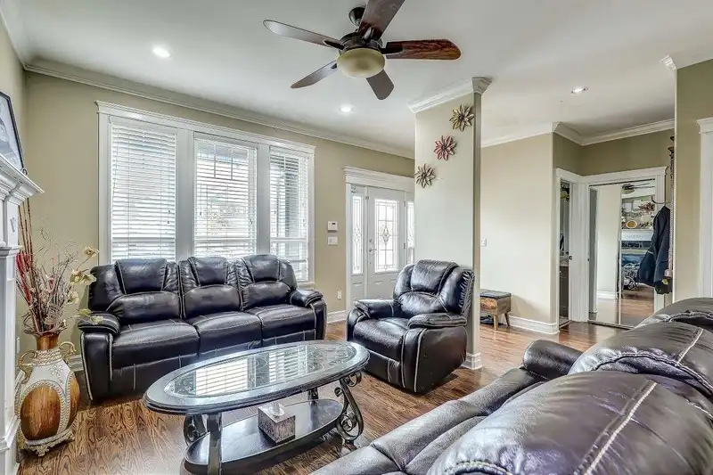 16761 63B AVENUE - photo 3 of 40