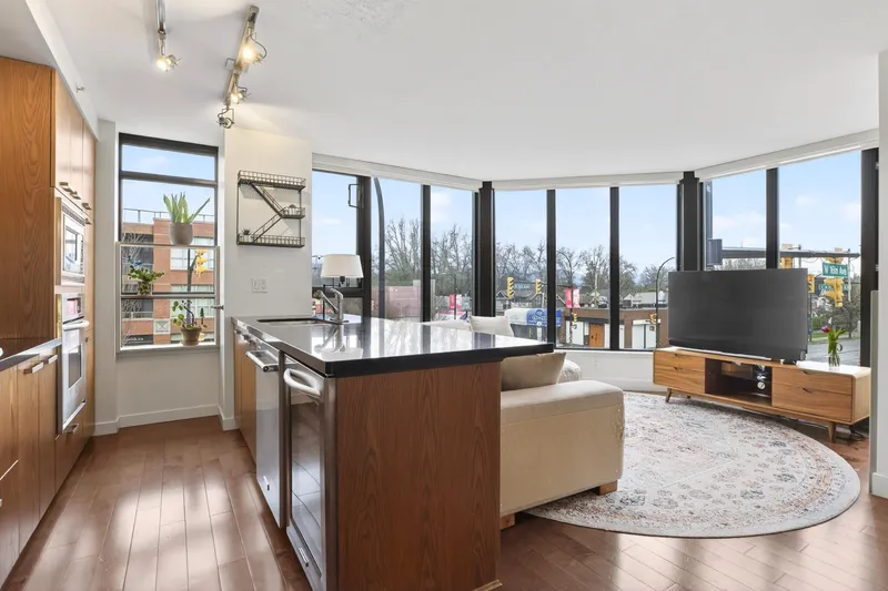 207 3228 TUPPER STREET - photo 3 of 25