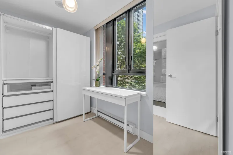 410 909 MAINLAND STREET - photo 3 of 25