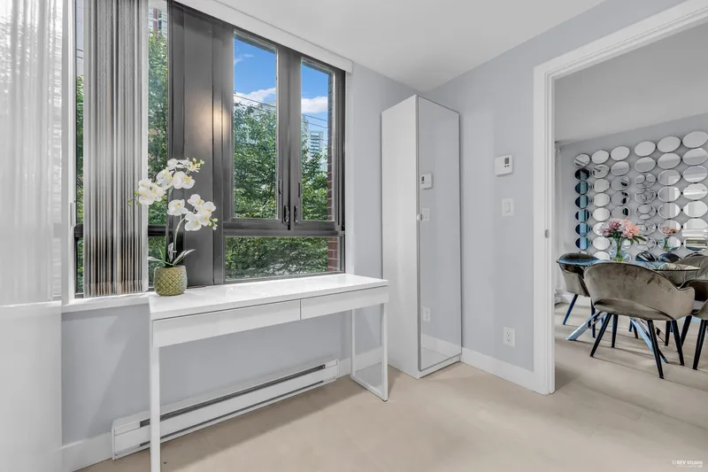 410 909 MAINLAND STREET - photo 4 of 25