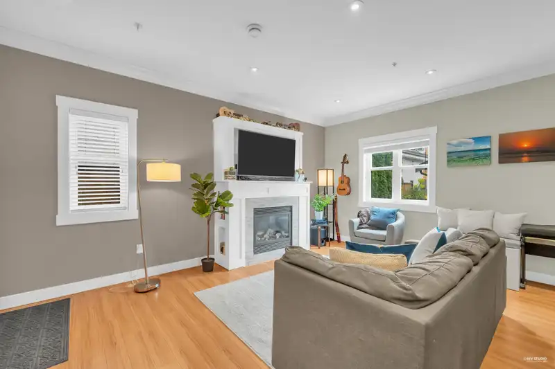 723 E 12TH AVENUE - photo 4 of 39
