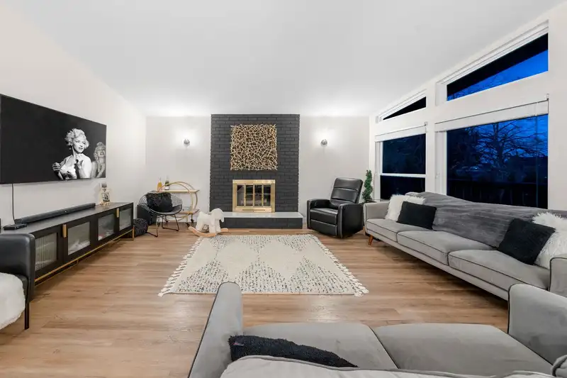 2131 FRASERVIEW DRIVE - photo 4 of 40