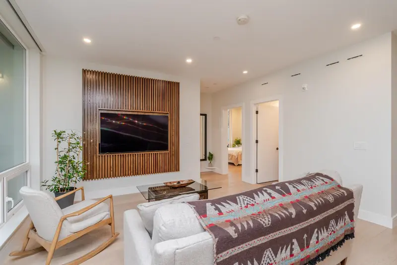 112 20416 PARK AVENUE - photo 2 of 25