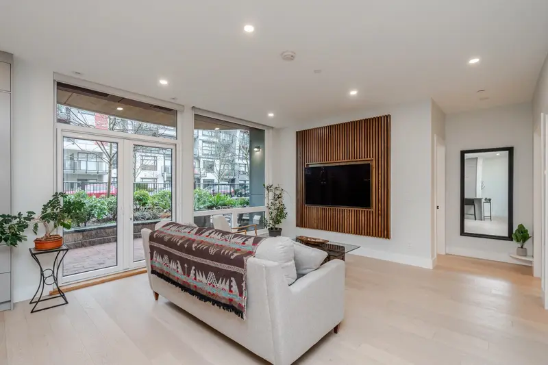 112 20416 PARK AVENUE - photo 3 of 25