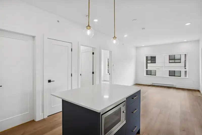 305 20286 72B AVENUE - photo 3 of 23