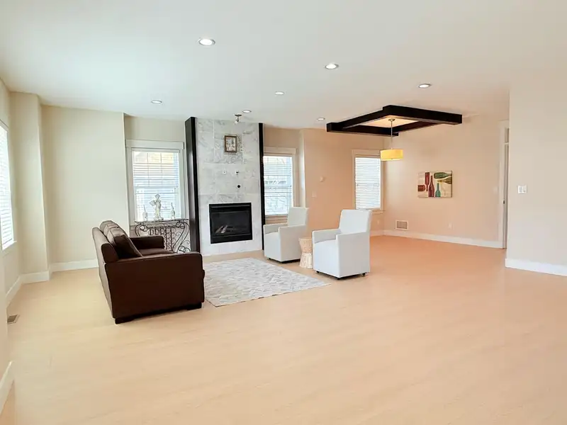 21 15988 32 AVENUE - photo 3 of 24