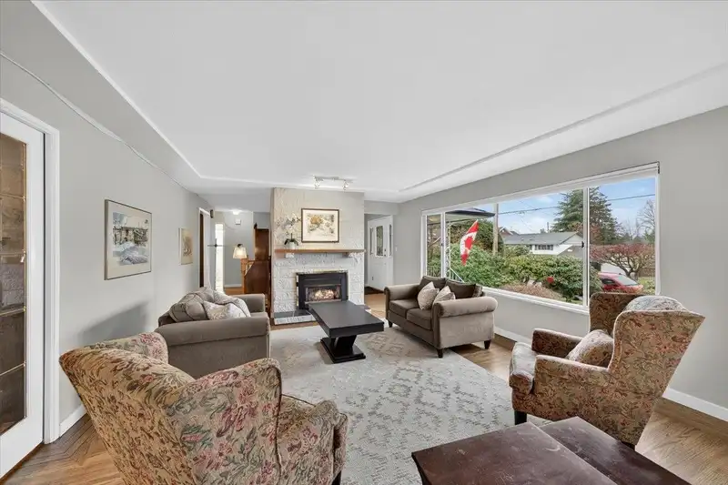 812 GROVER AVENUE - photo 4 of 38