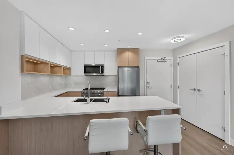 105 8940 UNIVERSITY CRESCENT - photo 2 of 31