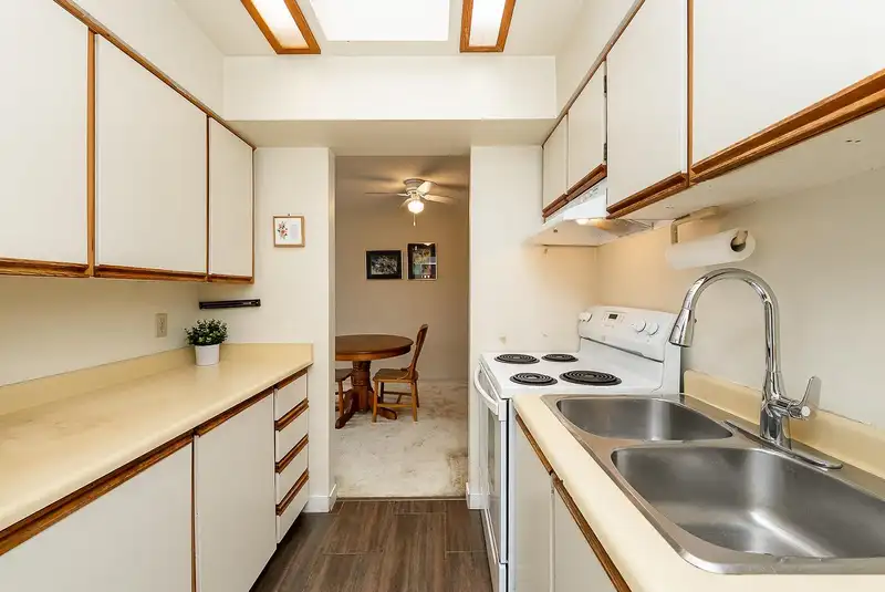 305 812 MILTON STREET - photo 3 of 31