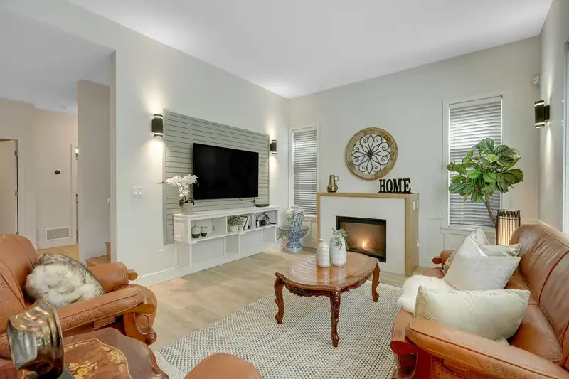 77 8217 204B STREET - photo 1 of 40