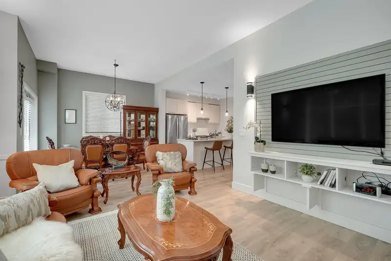 77 8217 204B STREET - photo 4 of 40