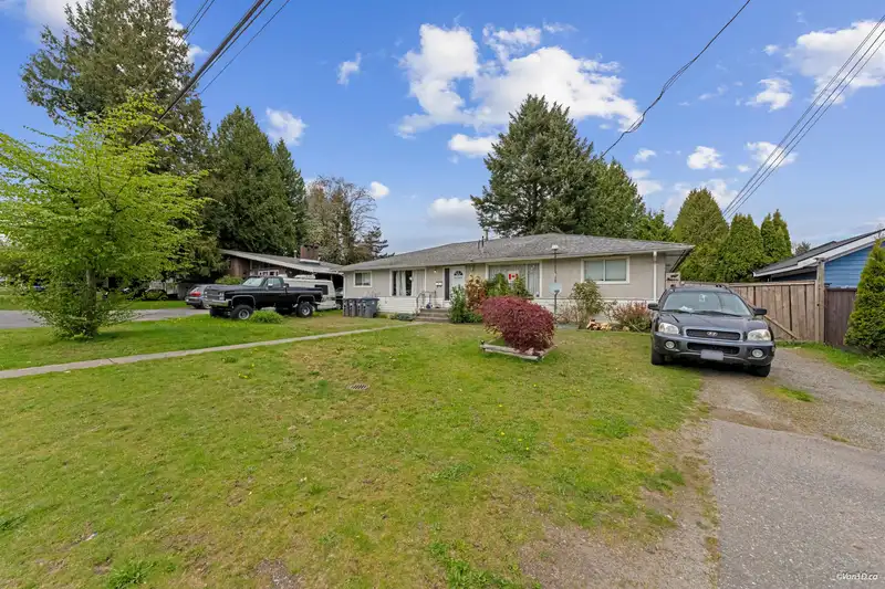A&B 12569 99 AVENUE - photo 2 of 10