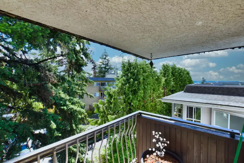 302 1330 MARTIN STREET - photo 1 of 25