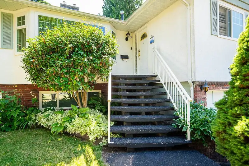 10266 144A STREET - photo 4 of 36