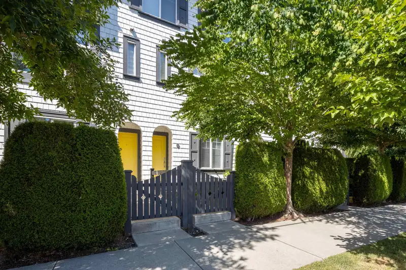 5 16357 15 AVENUE - photo 1 of 40