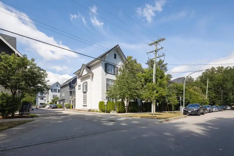 5 16357 15 AVENUE - photo 3 of 40