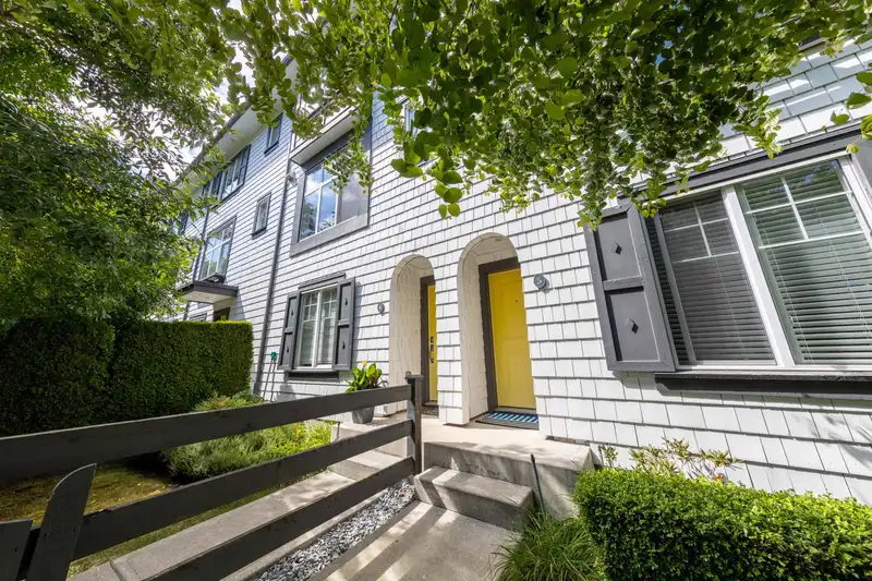 5 16357 15 AVENUE - photo 4 of 40